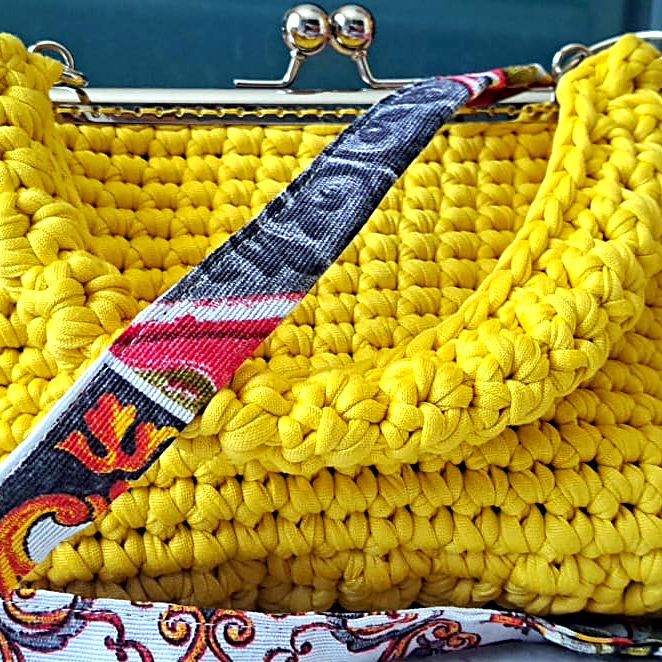 Borsa gialla — chiusura clic-clac