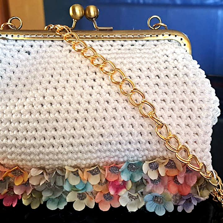 Pochette bianca — con fiori e catena dorata